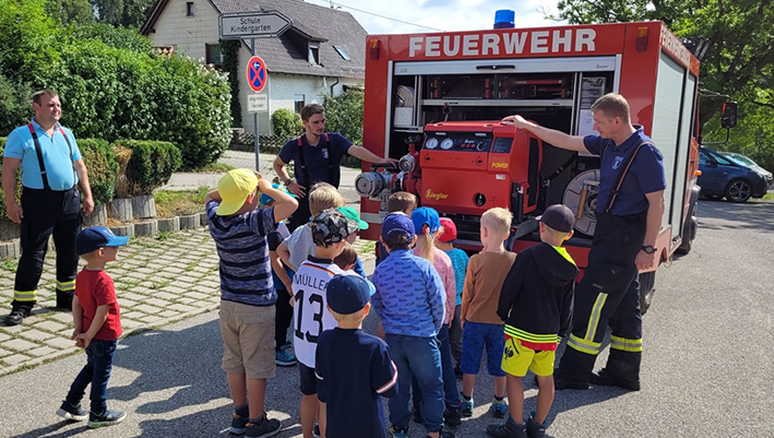 Read more about the article Kinder besuchen die Feuerwehr